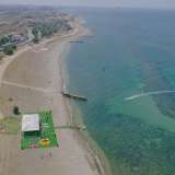 L'argine si protende dal lato destro della foce del torrente Valenzano, a nord di Torre Quetta. Poi, a un centinaio di metri dalla costa, curva verso sud-est con un angolo retto... (foto di Francesco Cocco-fkdrone)